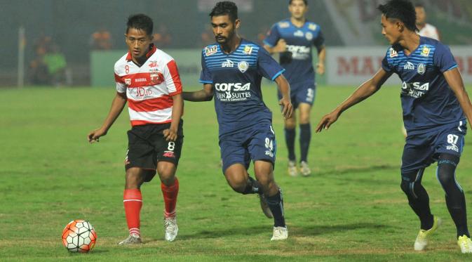 Bayu Gatra kembali ke Palembang berstatus sebagai pemain Madura United. (Bola.com/Fahrizal Arnas)
