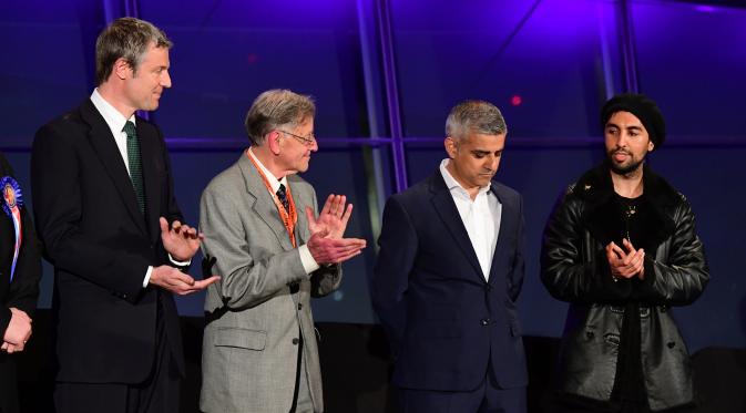 Walikota London terpilih Sadiq Khan (kedua kanan) saat diberikan selamat atas kemenangan dirinya di Balai Kota London, Inggris, (7/5). Pria berusia 25 tahun ini merupakan Wali Kota Muslim Pertama di London dan kedua di Eropa. (Leon Neal/AFP)