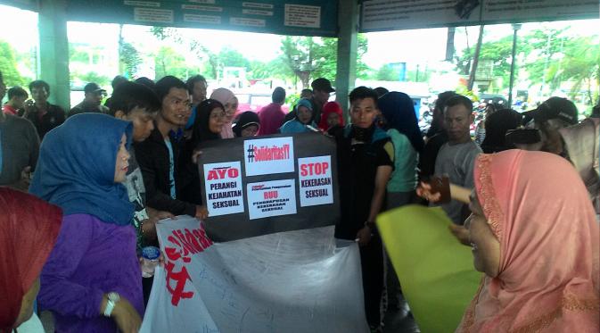 Aksi solidaritas untuk Yuyun di Bengkulu (Yuliardi Hardjo Putra/Liputan6.com)