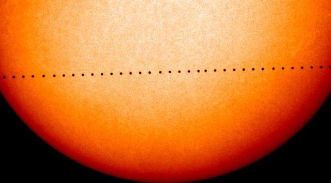 Merkurius yang transit di Matahari pada 2006 lalu. Peristiwa tersebut akan terulang pada 9 Mei 2016 ( (Solar and Heliospheric Observatory/NASA/ESA )