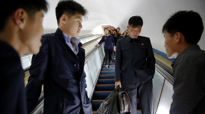 Penumpang menaiki eskalator di kereta bawah tanah Pyongyang, Korea Utara (Reuters)