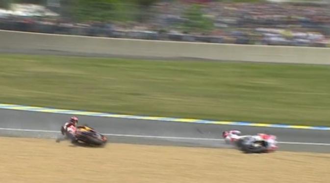 Pebalap Ducati, Andrea Dovizioso, dan pebalap Repsol Honda, Marc Marquez, terjatuh hampir bersamaan dalam balapan MotoGP Prancis di Sirkuit Le Mans, Minggu (8/5/2016). (Bola.com/Twitter/Crashnet)
