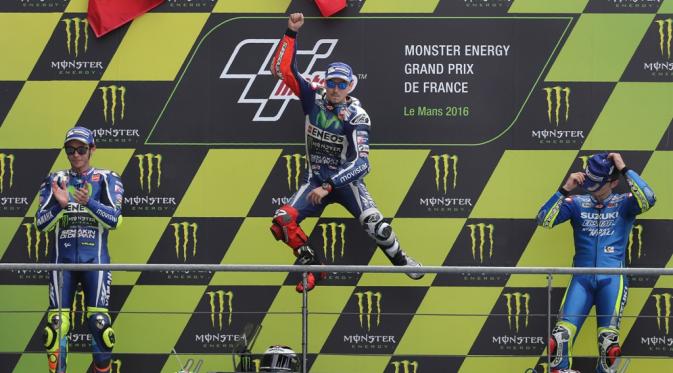 Podium juara MotoGP Prancis. Jorge Lorenzo juara diikuti Valentino Rossi dan pebalap Suzuki Ecstar, Maverick Vinales. (AFP/Charly Triballeau) 