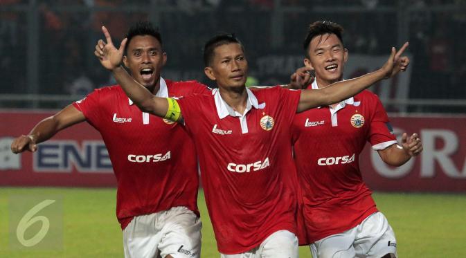 Ismed Sofyan merayakan gol ke gawang Semen Padang