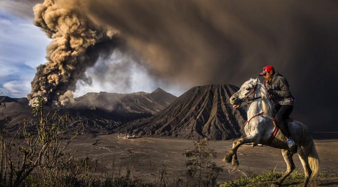 Gunung Bromo, Indonesia. (Reynold Dewantara/National Geographic)