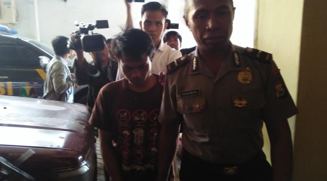 Jamaluddin (34), ayah pembunuh anak kandung itu, hanya menundukkan kepala usai uji forensik kejiwaan. (Liputan6.com/Eka Hakim)