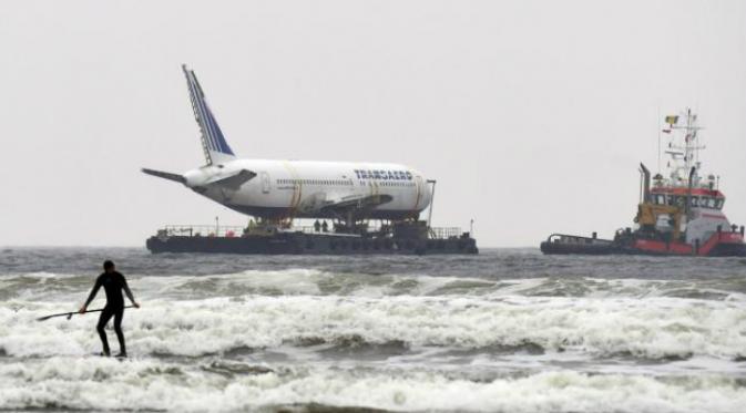 Seorang pendayung nampak berada di dekat pesawat ketika tiba di muara Enniscrone (Reuters)