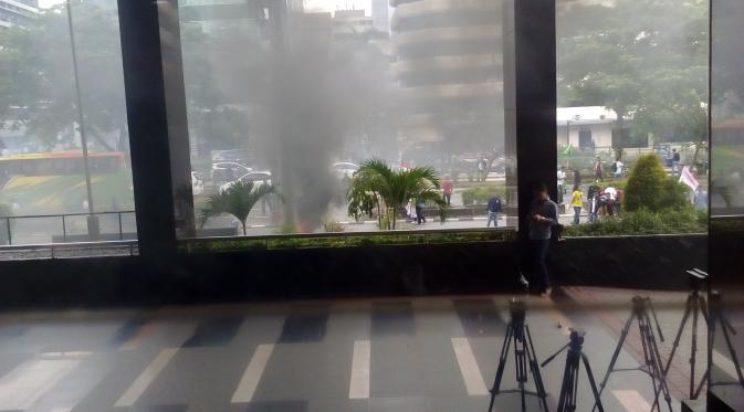 Massa HMI melempari batu ke gedung KPK (Liputan6.com/ Putu Merta Surya Putra)