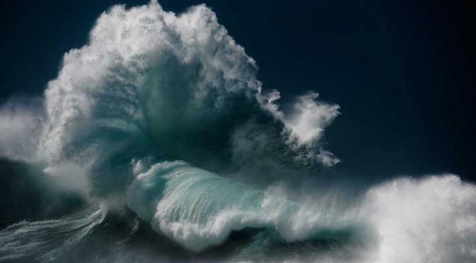 Ombak dahsyat setinggi lebih dari 150 meter lebih karya Luke Shadbolt. (Via: mymodernmet.com)