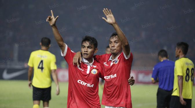 Ambrizal Umanailo (kiri) dan Novri Setiawan pemain muda Persija Jakarta pada Torabika Soccer Championship 2016. (Bola.com/Nicklas Hanoatubun)