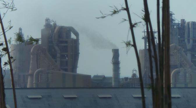 Cerobong di pabrik mengeluarkan asap debu (Liputan6.com/Mufti Sholih)