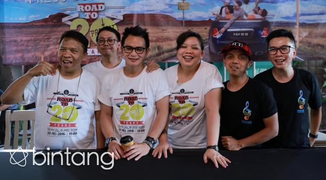 Grup musik asal Bandung, Project Pop beranggotakan Tika Pangabean (Tika), Gumilar Nurochman (Gugum), Herman Josis Mokalu (Yosie), Djoni Permato (Udjo), Mochamad Fachroni (Oon), dan Wahyu Rudi Astadi (Odie). (Adrian Putra/Bintang.com)