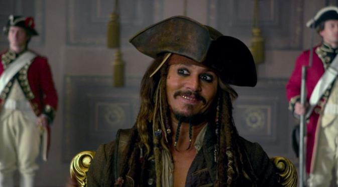 Johnny Depp yang menakjubkan saat menjadi Jack Sparrow dalam Pirates of Carribean.