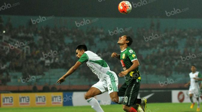 Pemain PS TNI, Wiganda Pradika (kiri), berebut bola dengan pemain Bhayangkara Surabaya United, Rudi Widodo, dalam laga Torabika Soccer Championship 2016 di Stadion Gelora Delta, Sidoarjo, Minggu (8/5/2016). (Bola.com/Fahrizal Arnas)