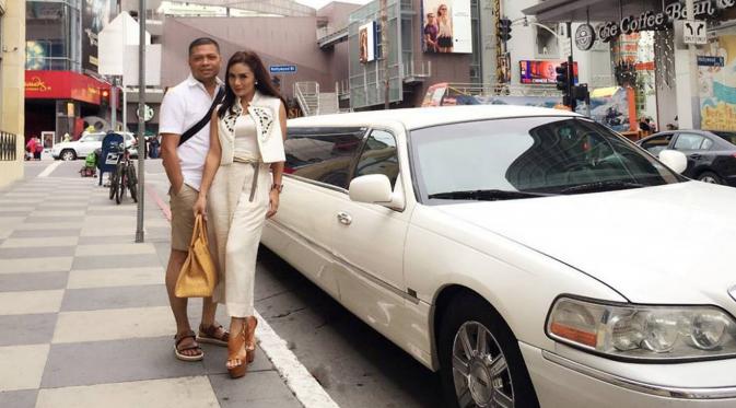 Krisdayanti dan Raul Lemos berkeliling Hollywood menggunakan limusin. Raul tampil casual sedangkan KD tampak modis. (instagram.com/raullemos06)