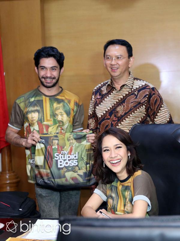 Reza Rahadian dan Bunga Citra Lestari di ruang kerja Ahok. (Nurwahyunan/Bintang.com)