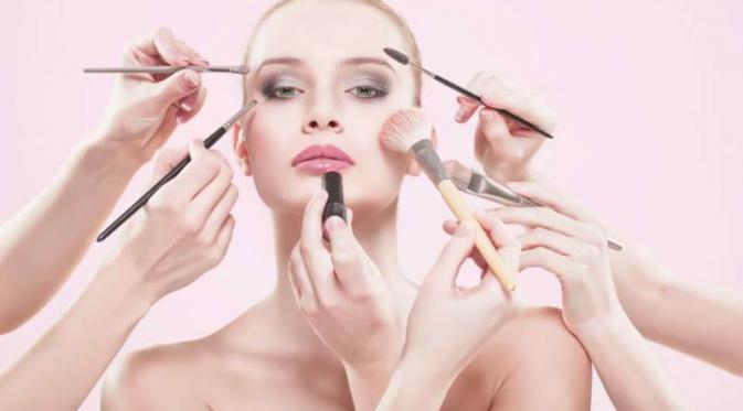Kosmetik menjadi hal yang tidak dapat dijauhkan oleh para wanita. Namun, bahan di dalam kosmetik diduga menjadi toksin yang berbahaya.