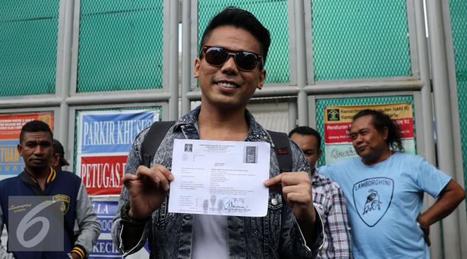 Muncikari Robby Abbas akhirnya menghirup udara bebas dan keluar dari LP Cipinang, Jakarta, Selasa (10/5/2016). [Foto: Herman Zakharia/Liputan6.com]