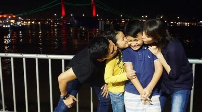 Arie Untung dan Fenita bersama dua anak mereka [foto: instagram]