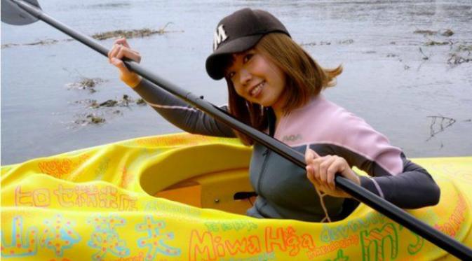Seniman Jepang ini pernah membuat heboh ketika menggelar ciptaan sebuah kayak berbentuk alat kelamin wanita. (Sumber BBC)