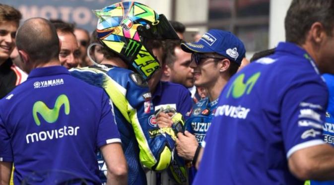 Valentino Rossi berjabat tangan dengan Maverick Vinales (kanan) selepas balapan MotoGP Prancis di Sirkuit Le Mans, 8 Mei 2016. (Twitter/Crash)