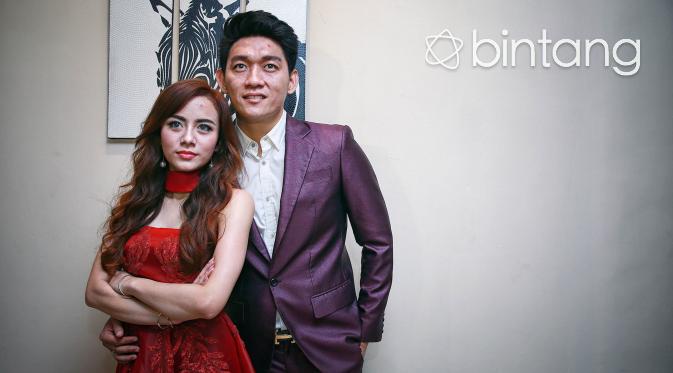 Ifan Seventeen dan Dylan Sahara fitting baju prewedding. (Deki Prayoga/Bintang.com)