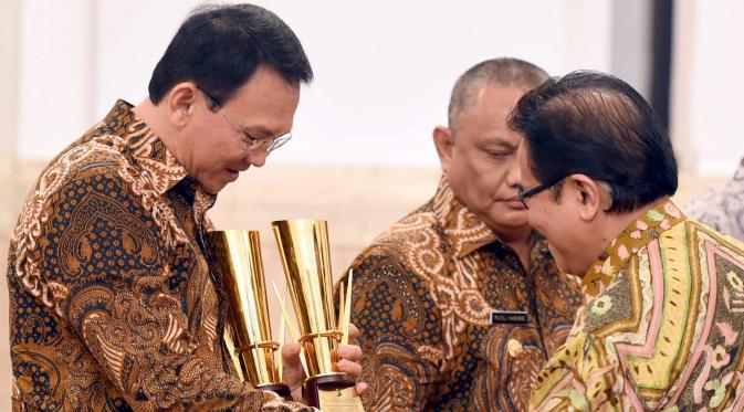 Di hadapan Jokowi dan JK, Ahok menerima penghargaan yang pertama kalinya diperoleh Jakarta.
