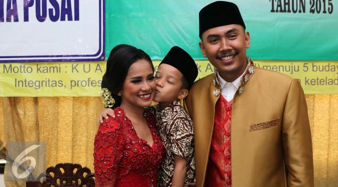 Chika Waode melepas status janda dengan melangsungkan pernikahan bersama Ajie Pujien di KUA Kecamatan Gambir, Jakarta Pusat, Rabu (11/5/2016). [Foto: Herman Zakharia/Liputan6.com]