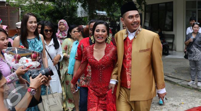 Chika Waode melepas status janda dengan melangsungkan pernikahan bersama Ajie Pujien di KUA Gambir, Jakarta Pusat, Rabu (11/5/2016). [Foto: Herman Zakharia/Liputan6.com]