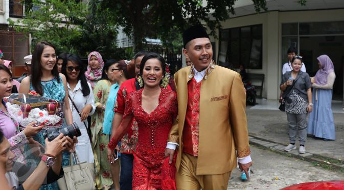 Pasangan pengantin baru, Chika Waode dan Ajie Pujien seusai proses akad nikah di KUA Gambir, Jakarta, Rabu (11/5). Pernikahan tersebut digelar secara sederhana dengan hanya dihadiri keluarga dan sahabat terdekat mempelai.  (Liputan6.com/Herman Zakharia)