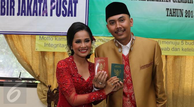 Komedian Chika Waode resmi dinikahi sang kekasih, Ajie Pujien di Kantor Urusan Agama (KUA) Gambir, Jakarta, Rabu (11/5). (Liputan6.com/Herman Zakharia)