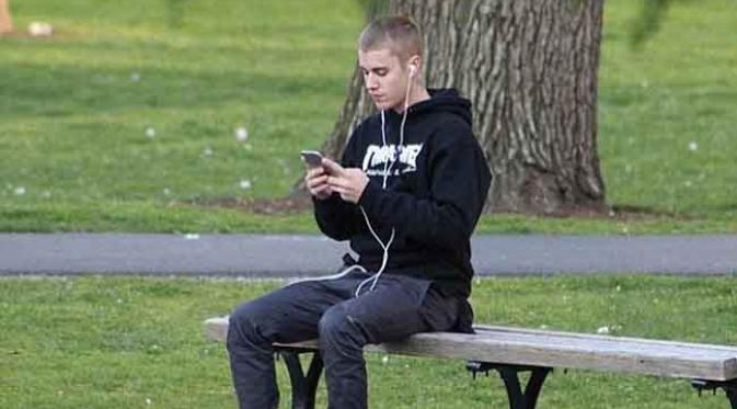Justin Bieber menenangkan pikiran dengan berkeliling Boston Park tanpa menggunakan alas kaki