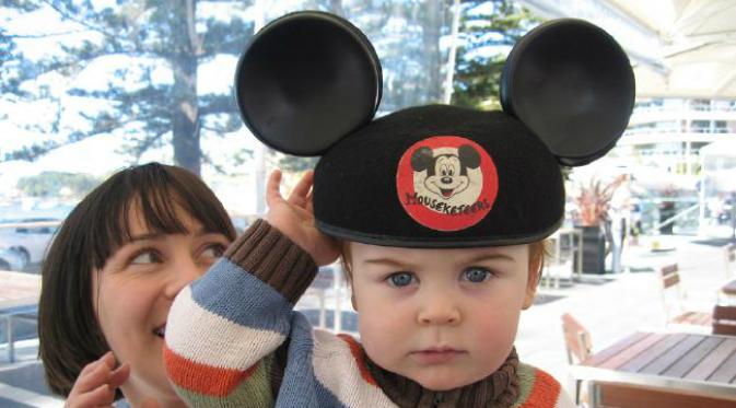 Anak-anak terlihat lucu jika mengenakan atribut Disney, namun Anda harus sadar bahwa sudah terlalu tua untuk mengenakan bando lucu Mickey di tempat umum (Craig Brown)