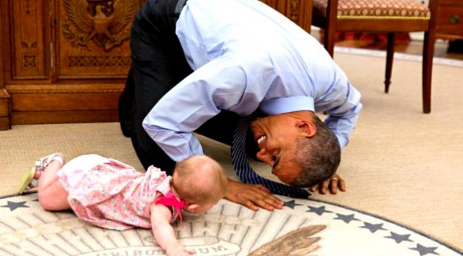 Barack Obama dengan putri dari Wakil Penasehat Bidang Keamanan Nasional. (Sumber: instagram @petesouza)
