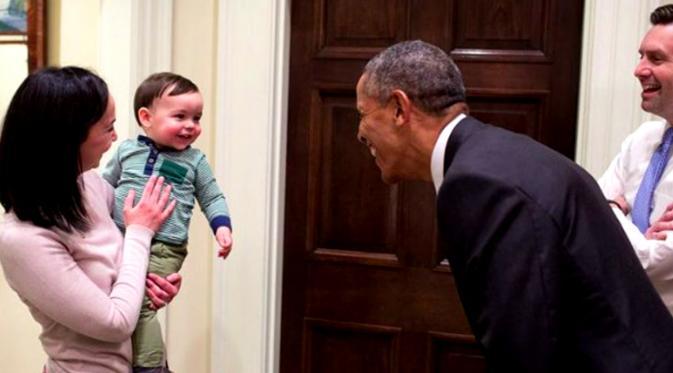 Barack Obama dengan putra Sekretaris bidang Pers untuk Gedung Putih. (Sumber: Instagram @petesouza)