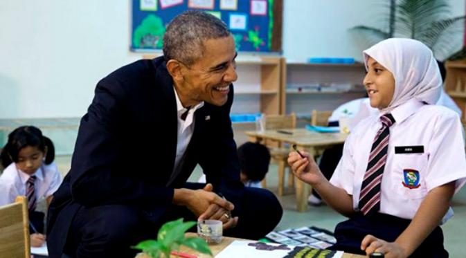Barack Obama dengan seorang anak pengungsi (sumber: instagram @petesouza)