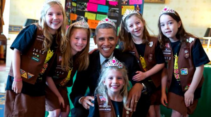 Barack Obama dengan pasukan pramuka cilik mengenakan mahkota (sumber: instagram @petesouza)