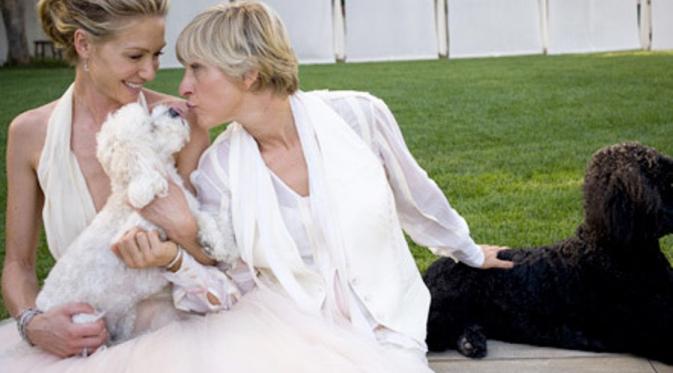 Ellen DeGeneres  menjalin pernikahan dengan seorang aktris bernama Portia de Rossi  di kediaman mereka di Beverly Hills pada Agustus 2008. (via: istimewa)