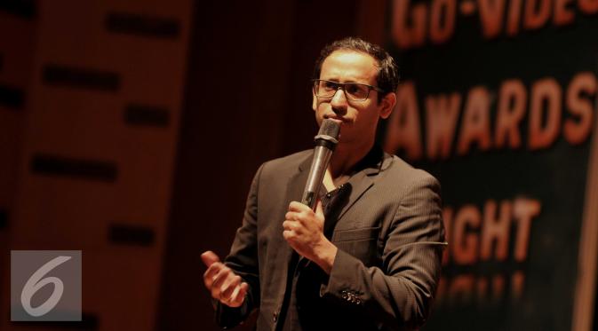 Nadiem Makarim, CEO GO-JEK memberi sambutan di malam penganugerahan GO-VIDEO Competition 2016, Jakarta, Rabu (11/5). Kompetisi yang digelar untuk memperingati satu tahun aplikasi GO-JEK ini diikuti lebih dari 600 video. (Liputan6.com/Gempur M Surya)