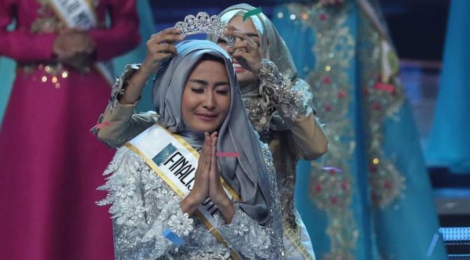 Juara Pertama Puteri Muslimah Indonesia 2016 (Liputan6.com/Herman Zakharia)