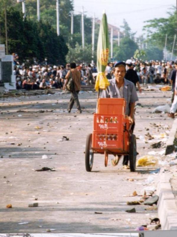 Penjual minuman di tengah-tengah kerusuhan. (Via: kaskus.co.id)