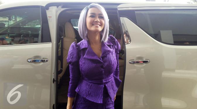 Julia Perez berpakaian serba ungu saat menghadiri sidang putusan cerai di Pengadilan Negeri Jakarta Selatan, Kamis (12/5/2016). [Foto: Zulfa Ayu Sundari/Liputan6.com]