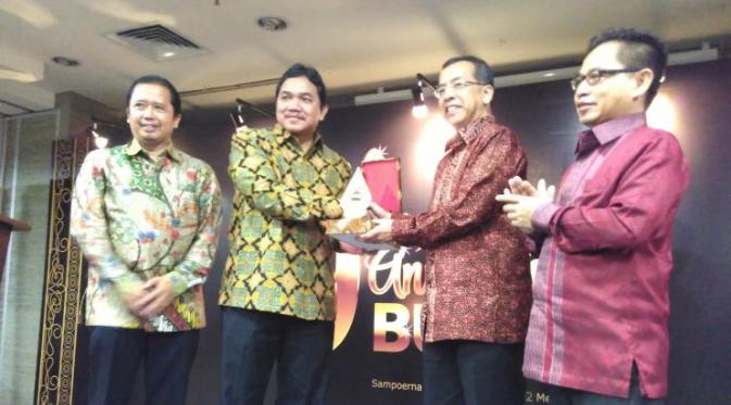 Mantan Direktur Utama PT Garuda Indonesia Tbk, Emirsyah Satar menerima penghargaan dari BUMN Track. (Foto: Fiki Ariyanti/Liputan6.com)
