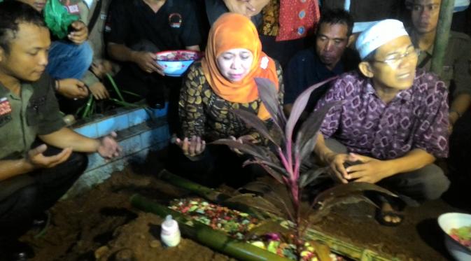 Mensos Khofifah mendatangi makam korban kekerasan seksual di Bogor (Achmad Sudarno/Liputan6.com)