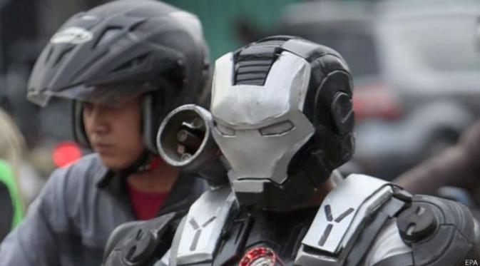Figur dengan kostum War Machine kedapatan berkeliaran di jalan-jalan Jakarta. (EPA)