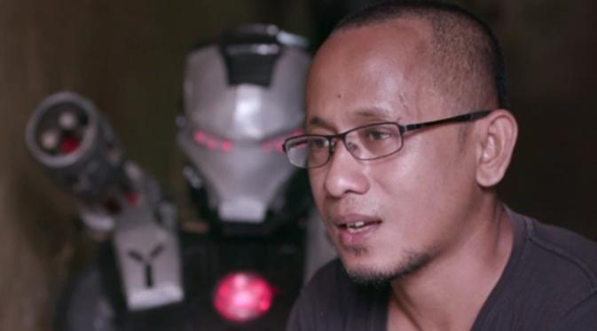 Yudi, figur di balik kostum War Machine yang terlihat di sejumlah ruas jalan di Jakarta. (BBC.com)