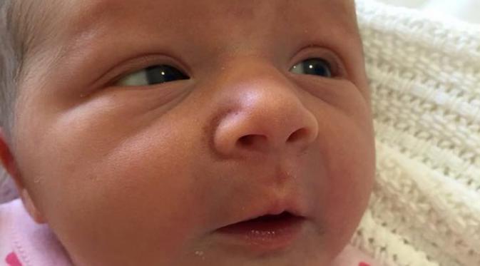 Bayi perempuan yang diberi nama Violet May lahir pada Selasa 10 Mei 2016 (Australia's Department of Foreign Affairs)