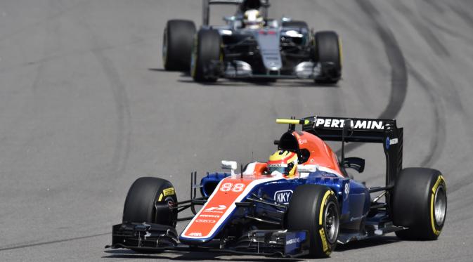 Rio Haryanto masih kesulitan mencari dana agar dirinya bisa balapan semusim penuh di Formula 1 bersama Manor Racing.(YURI KADOBNOV / AFP)