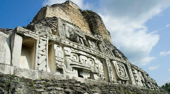 Sejumlah piramida Suku Maya terdapat di Belize
