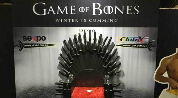 Panggung foto Games of Bone, suatu plesetan Games of Throne. (Sumber news.com.au)